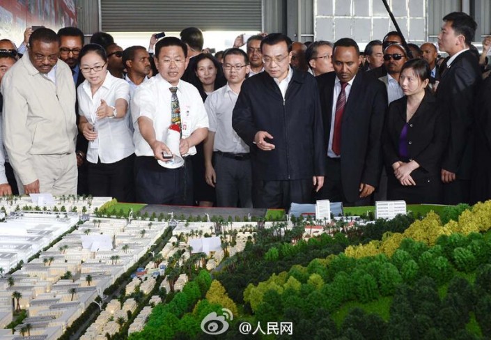 Chinese Premier Li Keqiang and Ethiopian Prime Minister Hailemariam Desalegn visited the Industrial Park in Ethiopia funded by China.