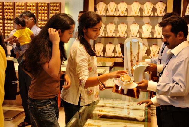 A shop selling gold jewelry in India - Photo via thehindubusinessline