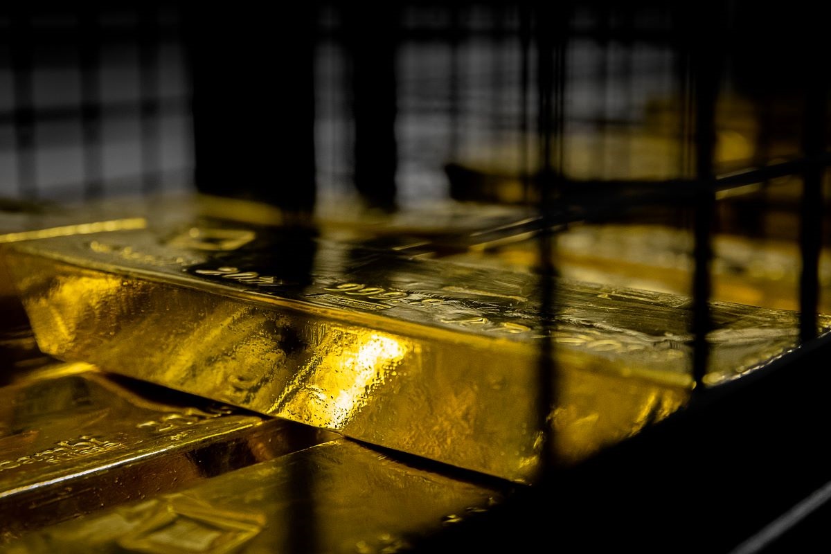 Polish central bank airlifts 8000 gold bars (100 tonnes) from London to ...