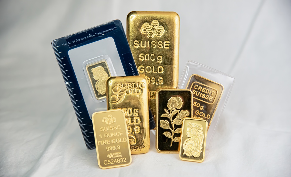 Various PAMP designs on gold bars.